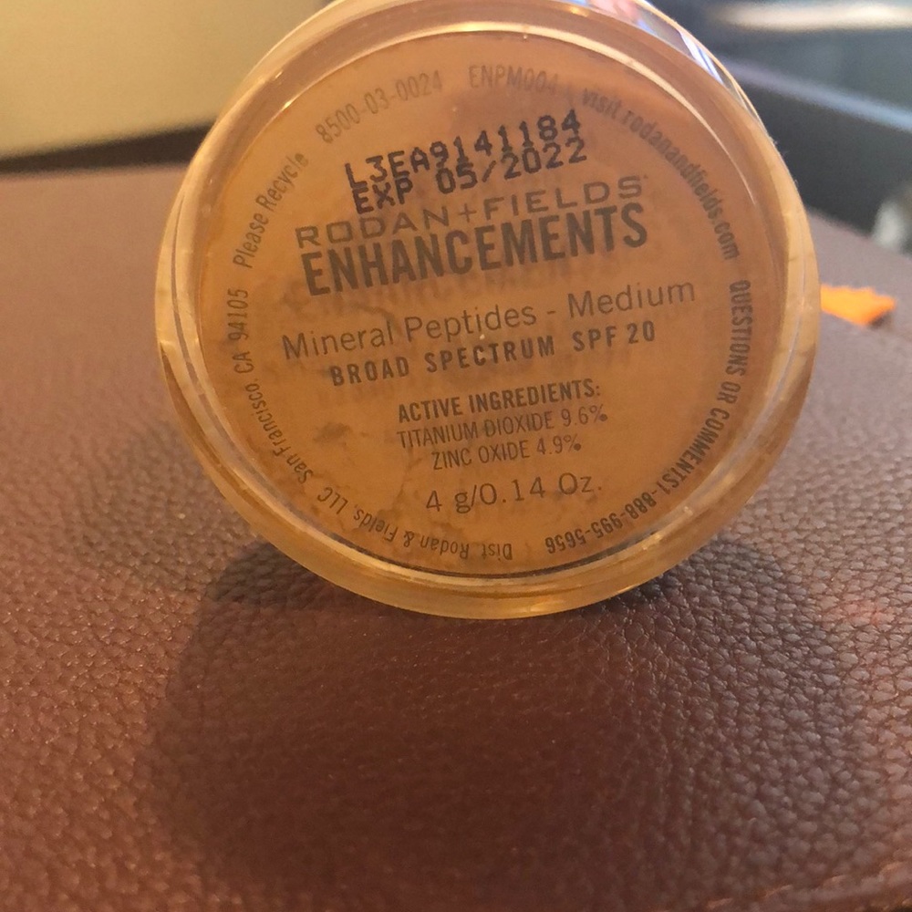 COPY - Face Powder- Medium with retractable brush